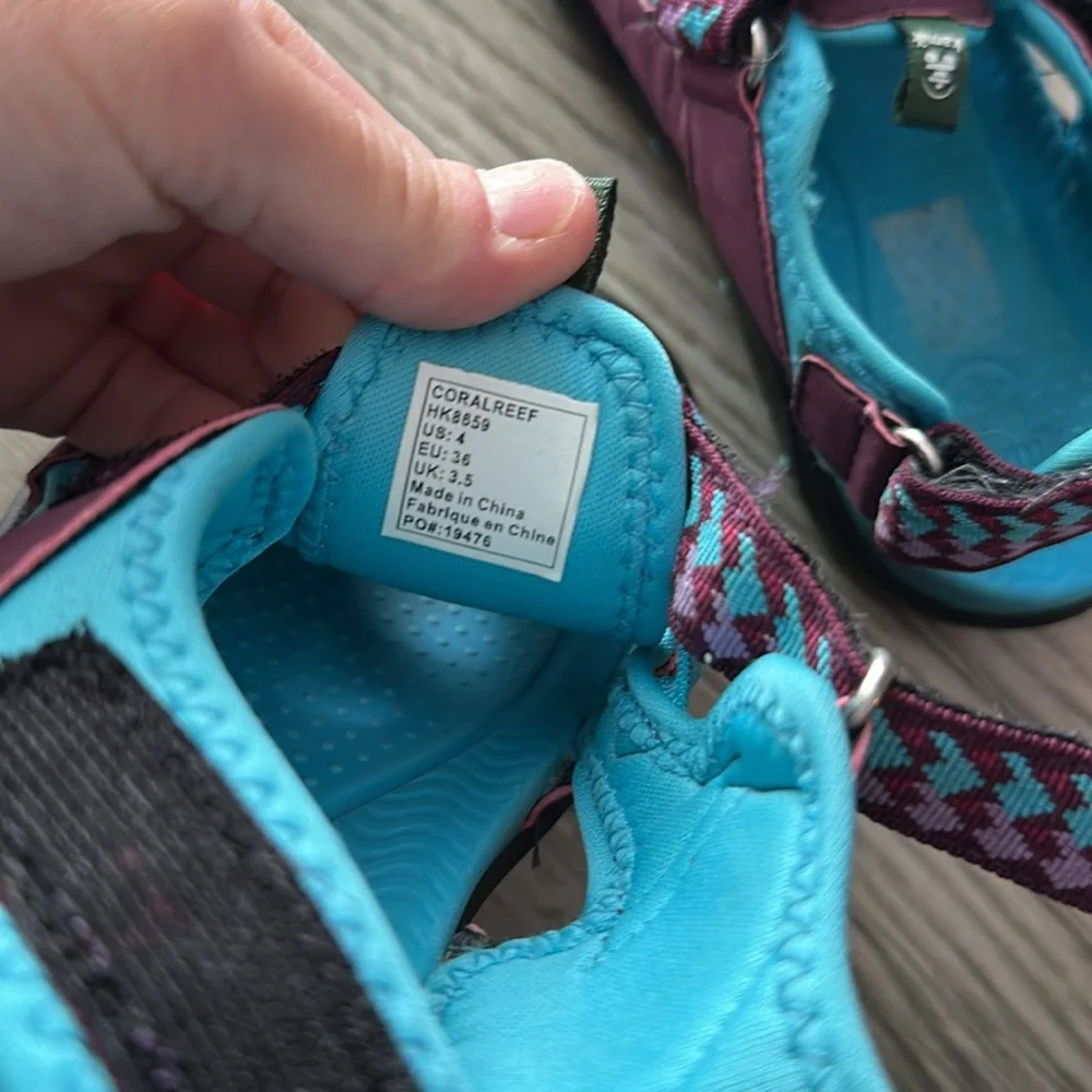 Kamik coral reef‎ Burgundy and Aqua Outdoor Sandals kids size 4